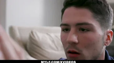 A la vecina se le salen las tetas mientras estoy hablando con ella