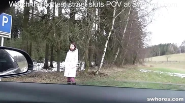 Er steckt eine Prostituierte, die es liebt, ihn ohne Kondom zu lutschen, ins Auto