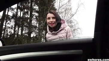Er steckt eine Prostituierte, die es liebt, ihn ohne Kondom zu lutschen, ins Auto