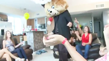 They see a well-endowed stripper and they eat his whole cock, brutal..