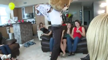 They see a well-endowed stripper and they eat his whole cock, brutal..