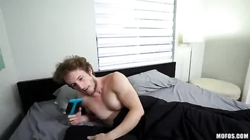 Le deja toda la cara y las gafas llenas de semen, que corrida!