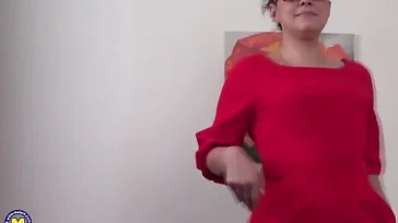 Wow, grandma, how she records herself while masturbating.