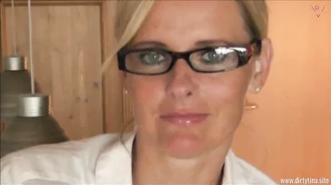 Sobald der Chef geht, masturbiert die Sekretärin ununterbrochen