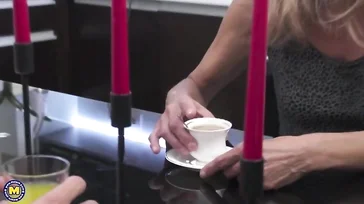 A senhora é velha, mas você não acreditaria como ela chupa o pau do neto.