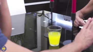 A senhora é velha, mas você não acreditaria como ela chupa o pau do neto.