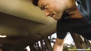 Follando bien duro con una prostituta en el coche..