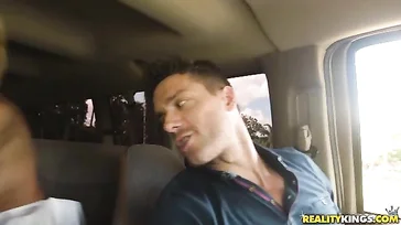 Follando bien duro con una prostituta en el coche..