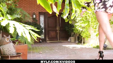 A milf quarentona que vem limpar a casa parece querer pau