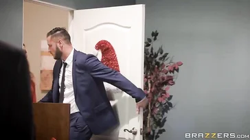 Otra secretaria puta.. Que acaba follando con su jefe..