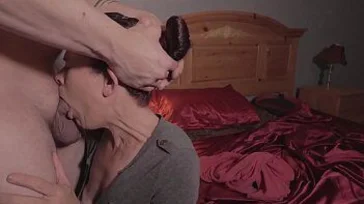 Hij ontmoet een volwassen vrouw via Tinder, gaat naar haar huis en komt klaar op haar gezicht