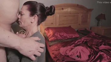 Hij ontmoet een volwassen vrouw via Tinder, gaat naar haar huis en komt klaar op haar gezicht