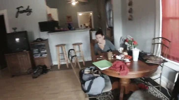 Hij ontmoet een volwassen vrouw via Tinder, gaat naar haar huis en komt klaar op haar gezicht