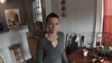 Hij ontmoet een volwassen vrouw via Tinder, gaat naar haar huis en komt klaar op haar gezicht