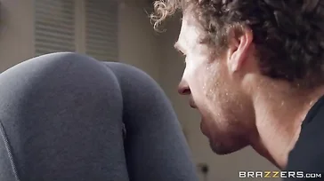 Die Yogalehrerin ist verrückt nach dieser saftigen Muschi..