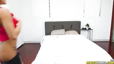Megan Rain auf allen Vieren ist ein verdammtes Spektakel.