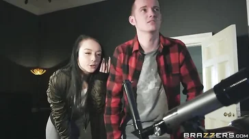 La signora Liza Del Sierra si rimorchia un tizio e se lo scopa.