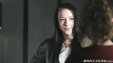 La signora Liza Del Sierra si rimorchia un tizio e se lo scopa.