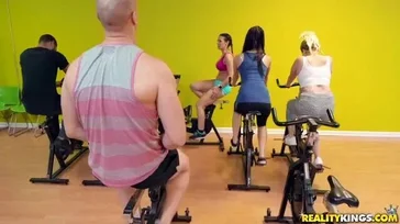 Rachel Starr gets to fuck like crazy in the gym