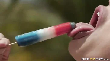 Com uma mulher dessas... É normal que você seja um corno de merda!