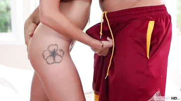 Poco yoga va hacer esta madura con su entrenador personal..