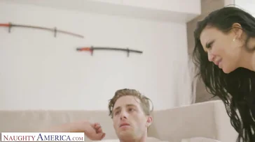 Deux filles chaudes sucent la bite de ce mec.