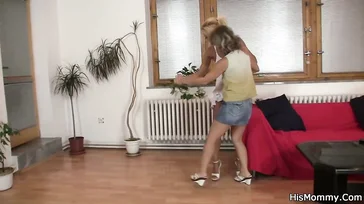 Sie fangen an zu tanzen und lecken sich schließlich nach Belieben gegenseitig die Muschi.