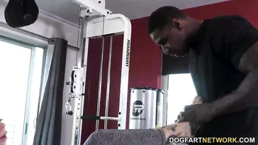 El entrenador personal folla bien fuerte a la milf Karma Rx
