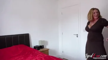 Reife Dame lässt sich mit ihrem Chef ein und bumst ihn schließlich.