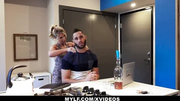 Meine Schwiegermutter gibt mir eine Massage, ich glaube, sie will einen Schwanz ...