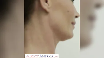 A mamãe realmente precisa olhar para mim com essa cara suja?