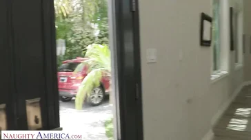 A mamãe realmente precisa olhar para mim com essa cara suja?