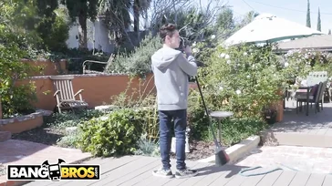 O menino espia a mãe e seus peitos enormes fodem!
