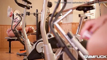 Rachele Richey masturbiert im Fitnessstudio, sie muss eine Hure sein …