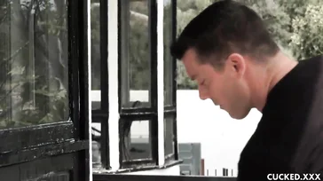 Ehemann schaut zu, wie Glaser seine Frau bumst