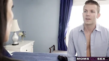 Reagan Foxx staat topless voor haar zoon, wat een slet..