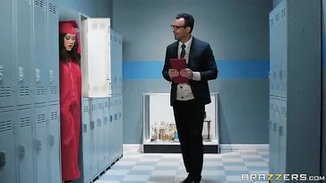 Entra nell'ufficio del direttore per farti una bella scopata!