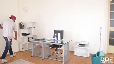 Die vollbusige Emma Butt reitet einen Schwanz und lässt ihn trocken …