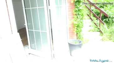 Todas elas têm um preço pela foda... Essa mulher madura também!