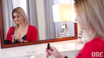 Die Blondine trifft sich mit einem Typen im Hotel, damit er sie ficken kann.