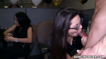 Festa selvaggia in ufficio con le spogliarelliste, che sgualdrine..