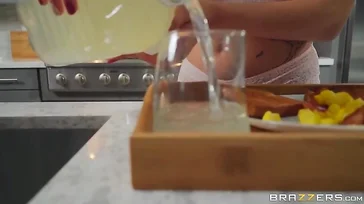 Ein anderer Typ fickt seine Schwiegermutter und seine Freundin, brutal!