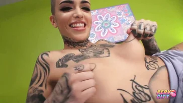 A bunda tatuada da Leigh Raven, nada menos.