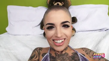 A bunda tatuada da Leigh Raven, nada menos.