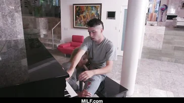 Garoto, pare de tocar piano, você não vê que ele quer que você me foda?