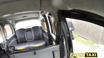 Sie steigen in das Taxi, und die Dame rast mit 1.000 Meilen pro Stunde, uuuf!