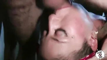 Eine reife Spanierin isst bei einem Bukkake viele Schwänze
