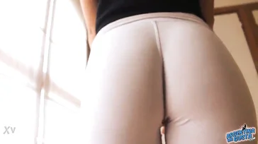 Vollbusige Blondine zeigt eine spektakuläre Cameltoe-Muschi