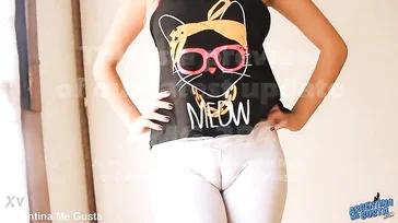 Vollbusige Blondine zeigt eine spektakuläre Cameltoe-Muschi