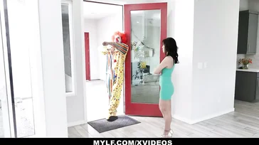 Joder con el payaso piticlin, que polla que tiene el jodido..
